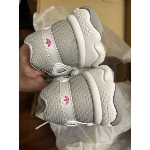 Athletic_Shoes